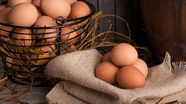 Proč vejce při vaření praskají? Nejčastější chybu děláte ještě předtím, než zapnete sporák