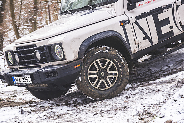 Granátník Jejího Veličenstva v akci. Nejryzejší teréňák projede všechno i hýčká