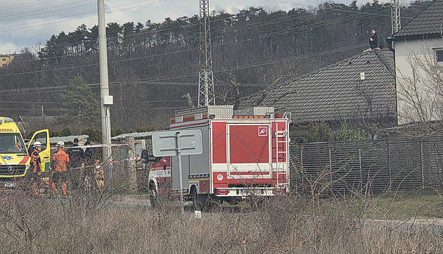 Majitel domu, který úřady nařídily zbourat, vylezl na střechu. Na místě je policie