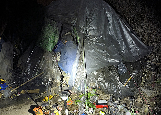 Strážníci v Praze objevili stan, kde několik měsíců žily zanedbané malé děti