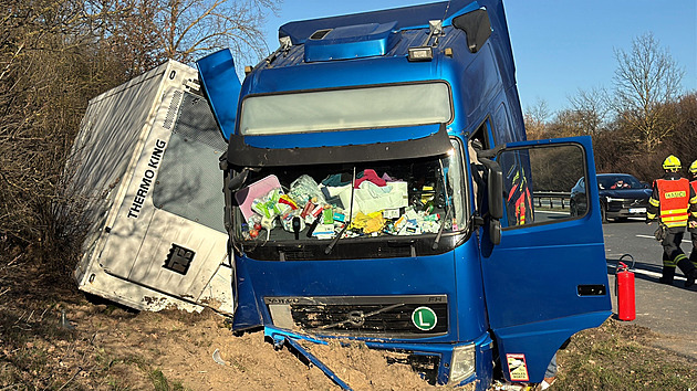 Kamionu na D5 u Prahy praskla pneumatika a skončil na boku, tvořily se kolony