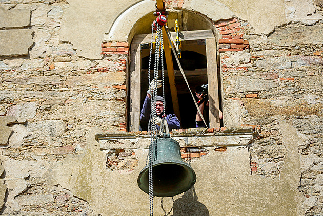 OBRAZEM: Zvony z Klení odletěly dřív, do dílny na opravu. Pořádá se na ně sbírka