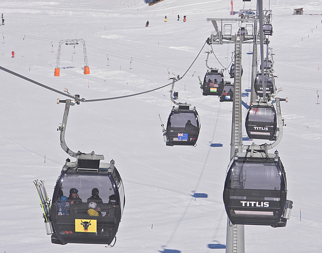 Ve švýcarském středisku se utrhla kabina lanovky, pak se řítila dolů ze svahu