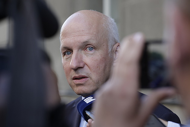 Senátoři chtějí vyšší výdaje na obranu. Ministr na jednání nedorazil