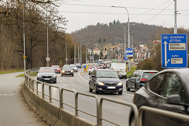 Důležitá tepna zůstala i po velké opravě nebezpečně úzká, o rozšíření žádají marně