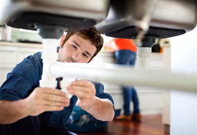 Jedna výplata nestačí. Pětina Čechů jde z práce rovnou na brigádu, říká průzkum