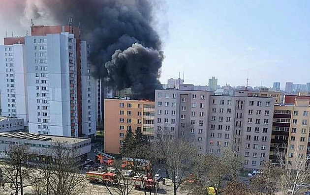 V Ostravě hořela střecha panelového domu, tři lidé se nadýchali zplodin