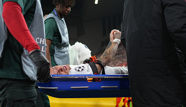 Děsivé zranění na Anfieldu. Útočník si o reklamní panel roztrhl palec