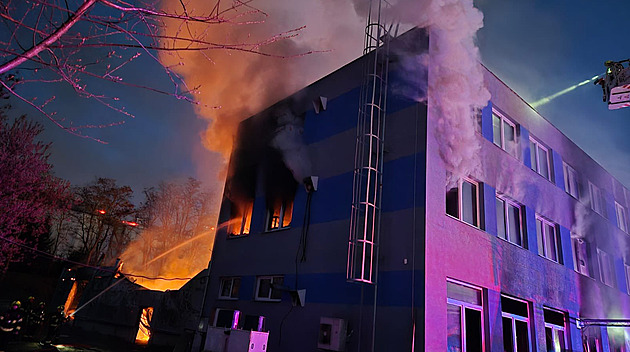 Několik postav polévá sklad benzinem. Žháři zveřejnili záběry z Pardubic