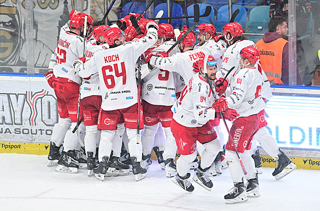 Druhý bod pro Třinec, Hradec zdolal po prodloužení. Venku opět zvítězily také Vary
