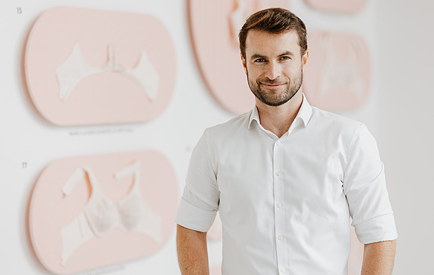 Na naší podprsence dělá deset šiček. I milimetr mění velikost, říká šéf firmy