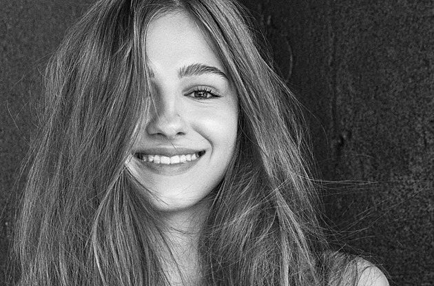 Pařila s tátou, příjmení si vzala mámy. Lola Rolins slaví 18 a ukázala fotky z dětství