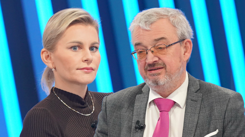 Tanky na Karlštejně, papíroví čerti a pošťák Babiš. Malá a Benda se hádali o prioritách vlády