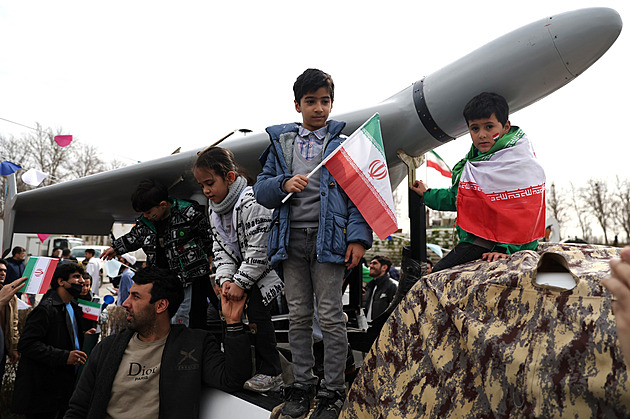 Složkám potlačujícím nepokoje v íránských ulicích docházejí lidi. Mohou nabírat 12leté