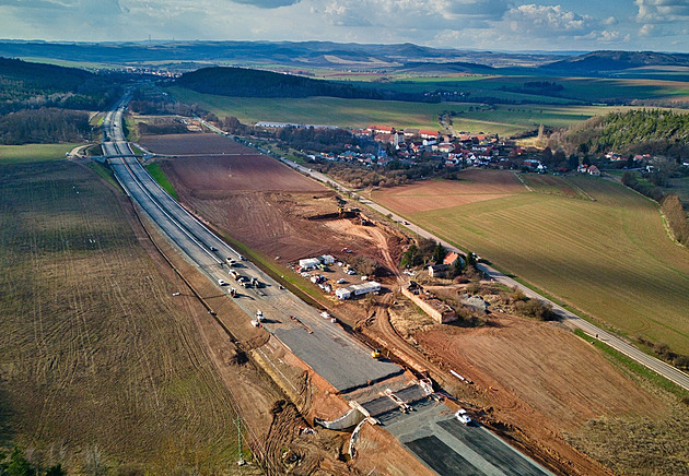 Záběry ukazují výstavbu dálnice D6 z výšky. ŘSD narazilo problémy