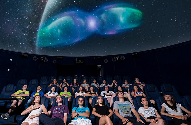 Místo hvězdné oblohy hrozí tma. Liberecké planetárium shání miliony na záchranu
