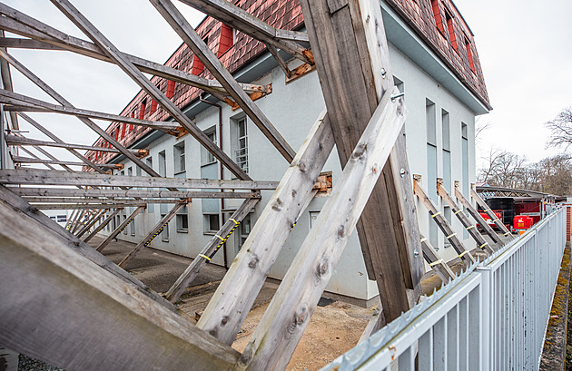 Hasičský Titanic. Budova stanice je ve strašném stavu. Aby nespadla, drží ji trámy