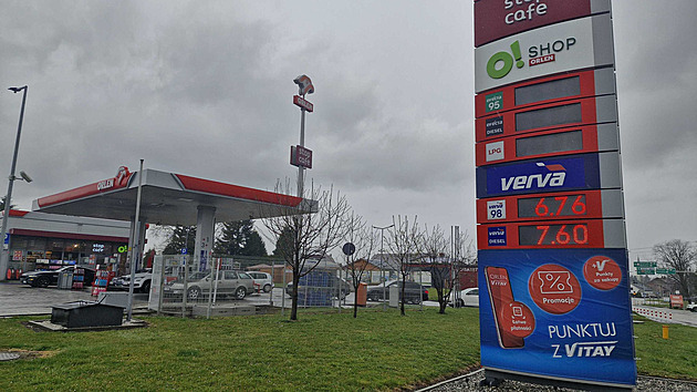 Místy fronty, ne všichni jsou nadšení. Polsko „zamyká“ ceny paliv, Čechy to láká