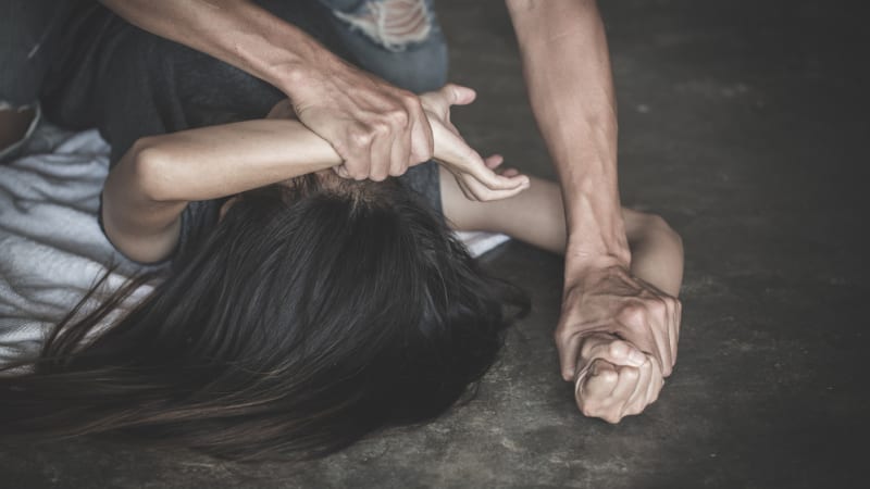 Zvrhlík zneužíval vlastní i nevlastní dcery. Pomáhala mu i nová partnerka, hrozí mu 12 let