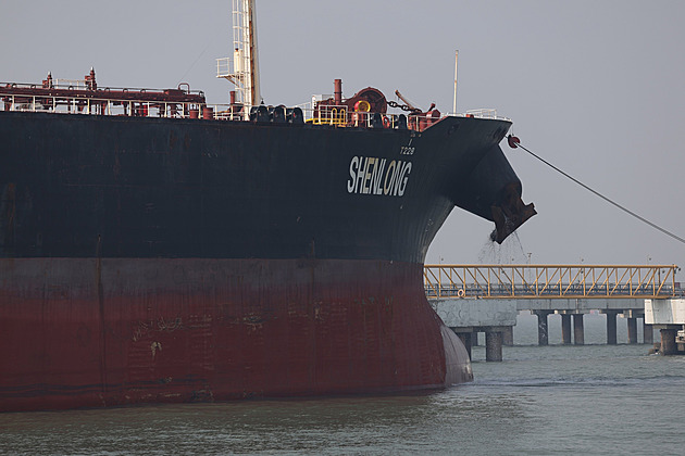 Přes Hormuz pouze za poplatek. Írán požaduje platbu v jüanech nebo kryptoměně