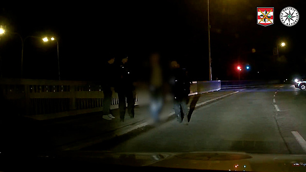 Muž v Brně stál na mostě za zábradlím, zachránili ho kolemjdoucí a policisté