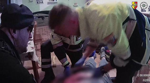 Dělej, krev. Haló, slyšíte mě? Policisté zachránili muže, který se vážně pořezal
