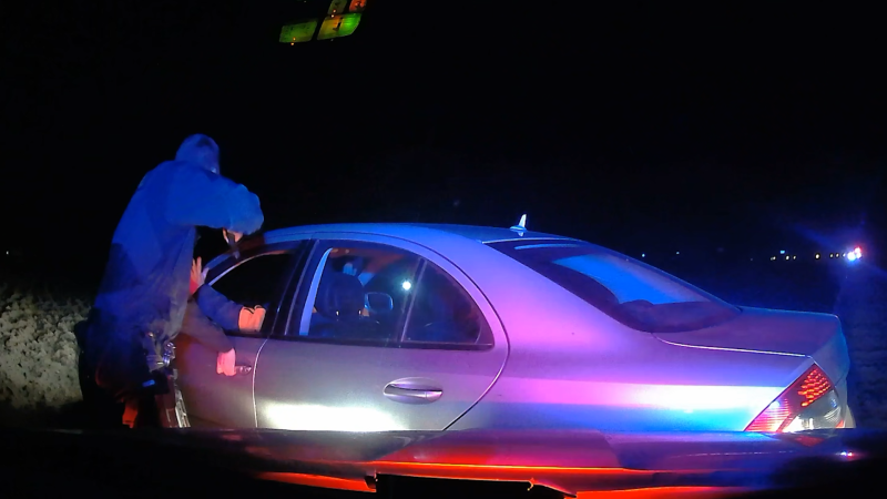 Zběsilá honička u Hradce: Opilec se nelekl ani střelby, ujížděl policii přes zorané pole