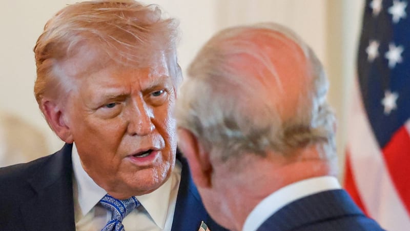Trumpův přešlap při vítání Karla III.: Nevinným gestem porušil „svaté“ pravidlo, už podruhé
