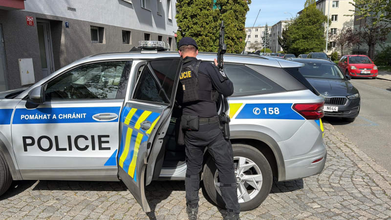 Poplach v Jablonci: Muž vyhrožuje napadením, policie evakuuje okolí