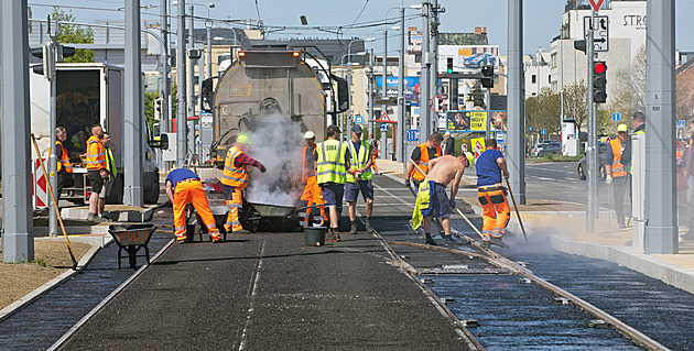 Vybetonované kolejiště a rychlejší jízda. Tramvaje se vracejí do Skvrňan