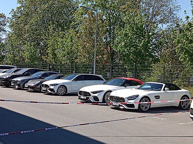 Zátah v proslulém autobazaru. Policie zabavuje luxusní vozy, před halou čekají klienti
