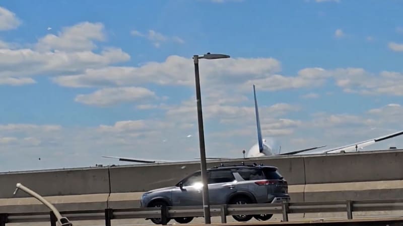 Drama při přistání v USA: Letadlo vrazilo do lampy a kamionu, Boeing skončil s dírou v trupu