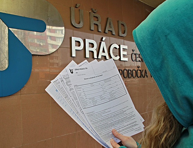 Mladých na úřadu práce výrazně přibylo, absolventům konkuruje AI