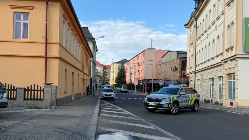 Policejní manévry v Chomutově: Osoba s dlouhou zbraní byla zadržena, zasahovali i hasiči