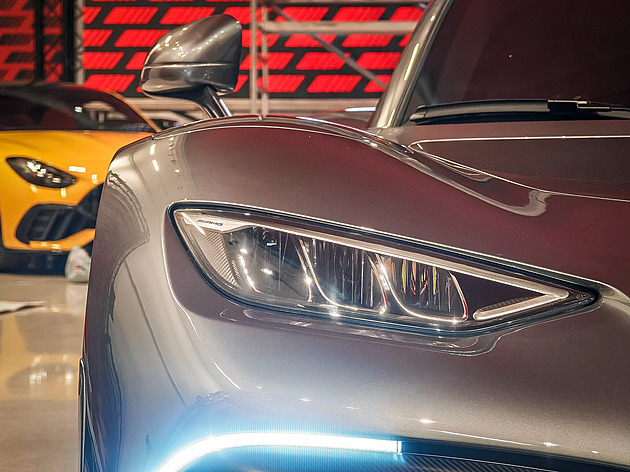 Ochočená formule je v Česku. Sledovali jsme instalaci hvězd v salonu Mercedesu