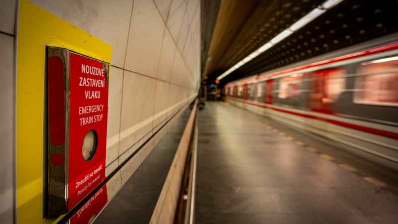 Žena spadla mezi vagony pražského metra, zachránili ji pohotoví cestující