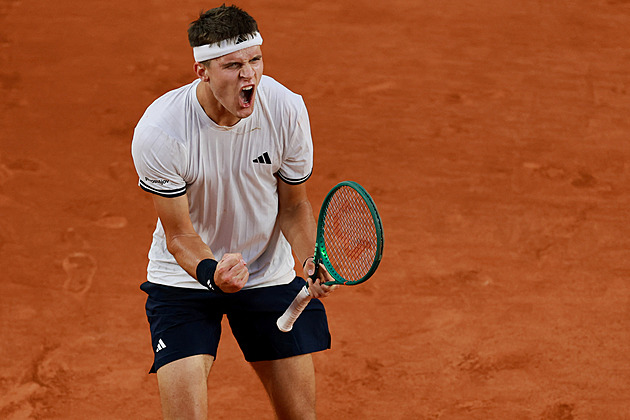 Roland Garros ONLINE: Menšík v osmifinále ztrácí třetí set, Rubljov se zlepšil