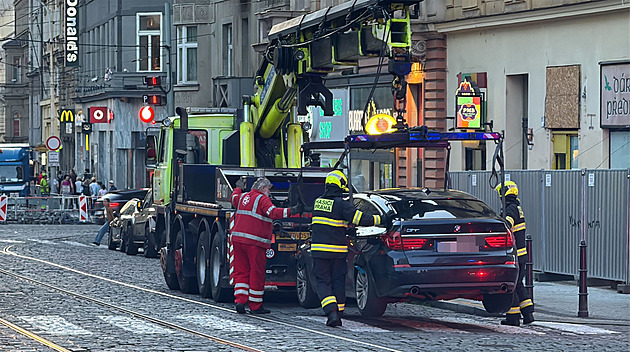 Řidič v centru Prahy narazil do zaparkovaných aut a utekl. Zablokoval i tramvaje