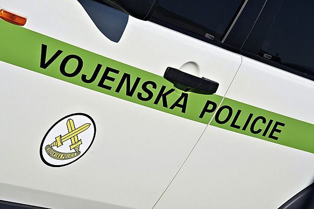 Policie obvinila vojáka z nelegálního držení zbraní. Hrozí mu až pět let vězení