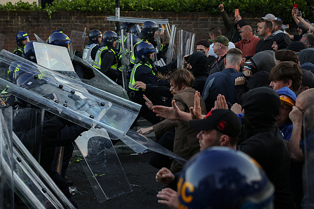 Smrt pobodaného mladíka spoutaného policií otřásá Británií. Propukly nepokoje