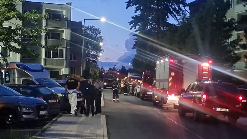 Výbuch v panelovém domě v Toužimi: V akci jsou záchranné složky, na místo míří pyrotechnik 
