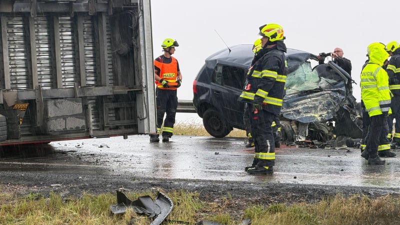 Smrtelná nehoda na Kutnohorsku: Osobní auto se čelně srazilo s kamionem