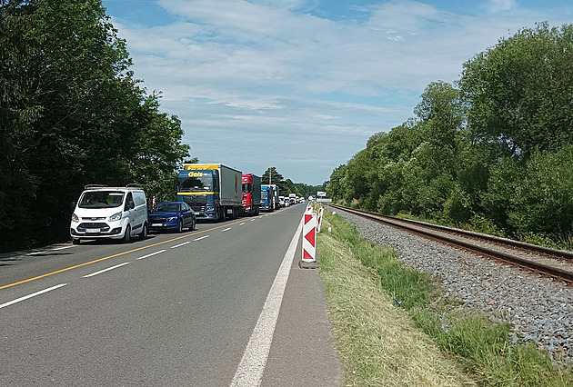 Kolony cestou na Slovensko. Kvůli opravě u Zašové nabírají motoristé zpoždění
