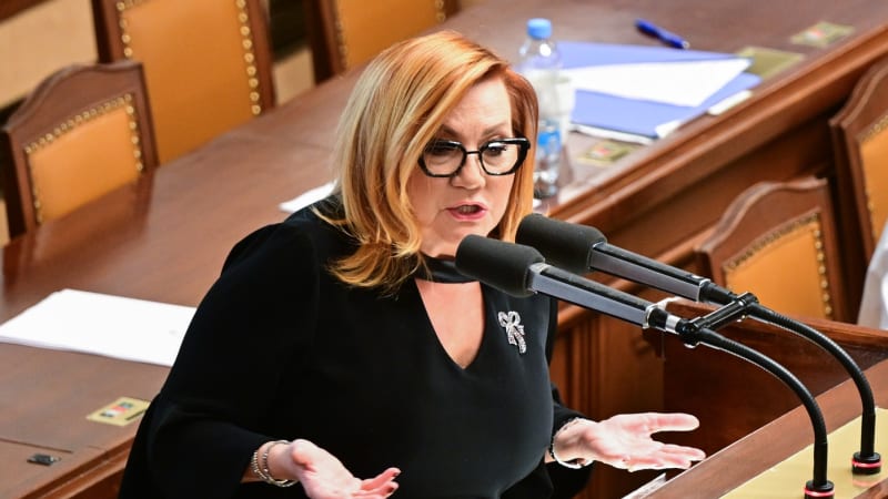 Sliby vs. realita. Motoristé vzdali vyrovnaný rozpočet, Schillerová mluví alespoň o konsolidaci