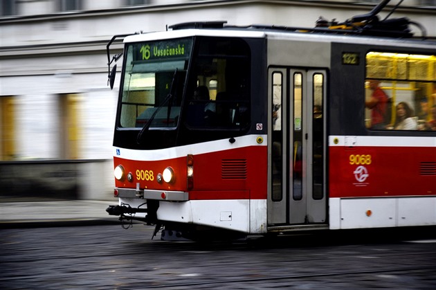 Na Palmovce se srazily tramvaje. Do akce musel jeřáb, nehoda omezovala provoz