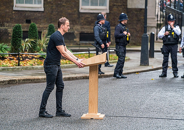Premiéři končí, on zůstává. „Sexy chlápek“ od pultíku je kotvou v britském chaosu