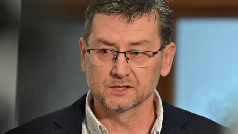 Primátor Karviné Wolf po dovolené přišel na služebnu. Zakuklení policisté ho vyvedli v poutech