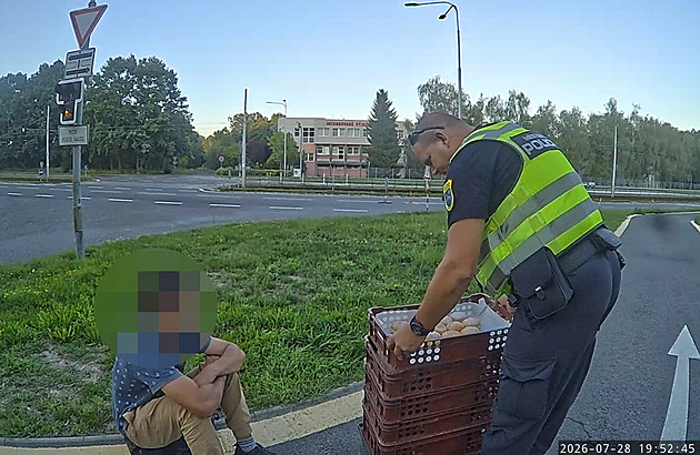 VIDEO: Muž prodával ukradené koblihy, při rozhovoru s policistou se jimi ládoval