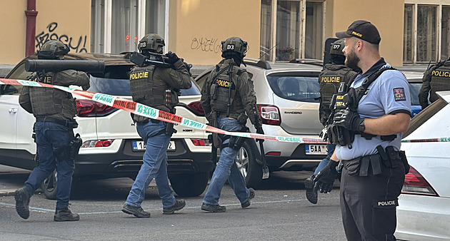 Manévry na Vinohradech. Psychicky nemocný muž zaměstnal desítky policistů