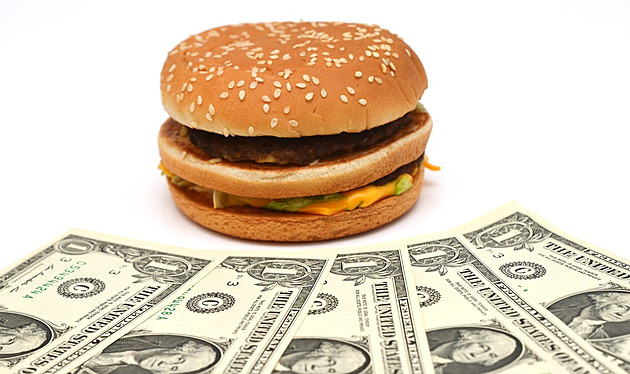 Česká koruna je podhodnocená k dolaru o 12,6 procenta, ukázal Big Mac index